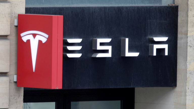 Elon Musk’s War of Words With Trump Costs Tesla Billions