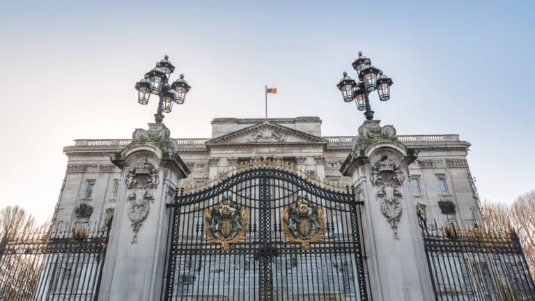 How an AI Hoax Created a Fake Buckingham Palace Christmas