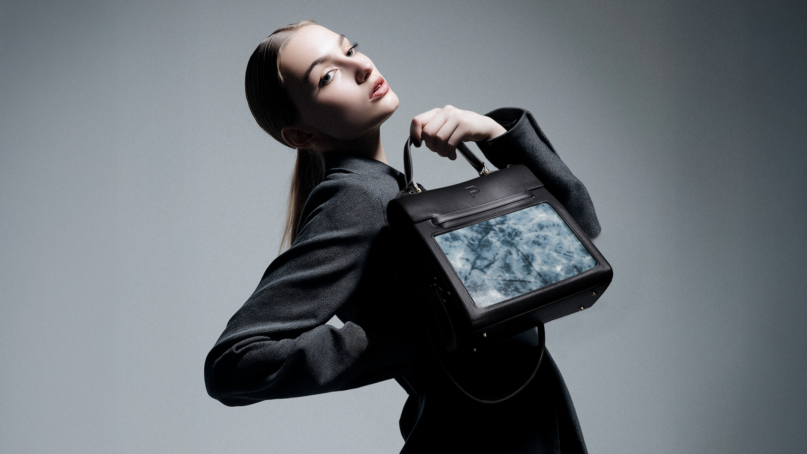 A Smart Handbag That Reinvents Itself With a Smartphone Swipe